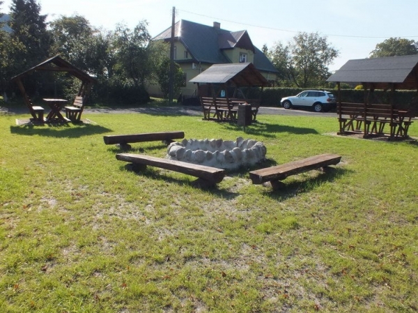 Zagospodarowanie terenu wokół stawu w Gąskowie - montaż elementów małej architektury